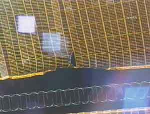 Riss im Sonnensegel; Credit: NASA-TV
