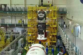 Progress M 62 wird in Baikonur f�r den Start vorbereitet; Credit: Energia