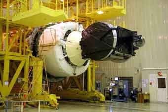 Satellit wird in Fairing integriert; Credit: Federalspace