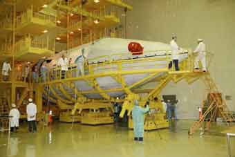 Satellit wird in Fairing integriert; Credit: Federalspace