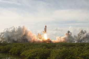 Atlantis-Start; Credit: Ben Cooper, Spaceflightnow