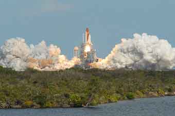 Atlantis-Start; Credit: Ben Cooper, Spaceflightnow
