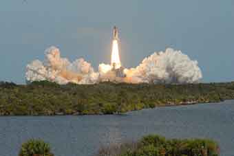 Atlantis-Start; Credit: Ben Cooper, Spaceflightnow