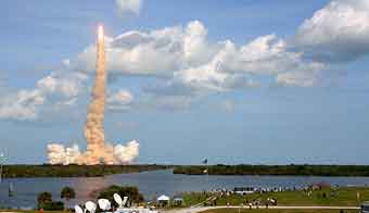 Atlantis-Start; Credit: Ben Cooper, Spaceflightnow