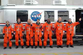 STS 122 Crew vor dem Besteigen des Astrovan; Credit: SpaceCom