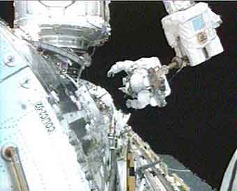 Walheim und Love arbeiten am Columbus Modul; Credit: NASA