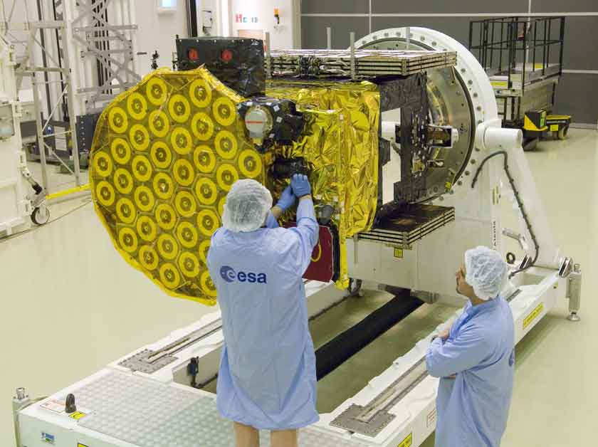 Ingenieros de la ESA ultimando los detalles en uno de los satélites Galileo