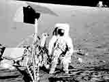 Conrad bei der Sonde Surveyor 3; Credit: NASA