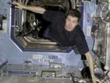 Sergej Krikalew schwebt durch die ISS; Bild: http://spaceflight.nasa.gov/gallery/images/station/crew-1/html/iss01e5353.html