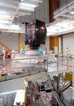 BSAT wird an der Spitze der zweiten Stufe installiert. Danach wird er vom Sylda-Adapter umschlossen; Credit: ESA
