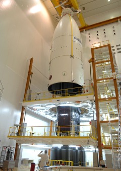 �ber Spaceway senkt sich die 5 Meter durchmessende Fairing. Darunter der Sylda-Adapter in dem bereits BSAT eingeschlossen ist; Credit: ESA