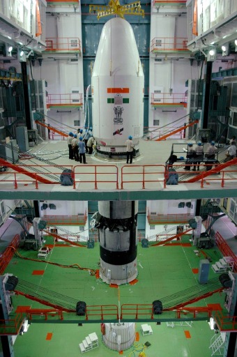 Satellit INSAT bei der Endmontage; Credit: ISRO