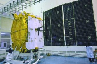 Ein Test zeigt, ob sich die Solargeneratoren korrekt entfalten; Credit: ISRO