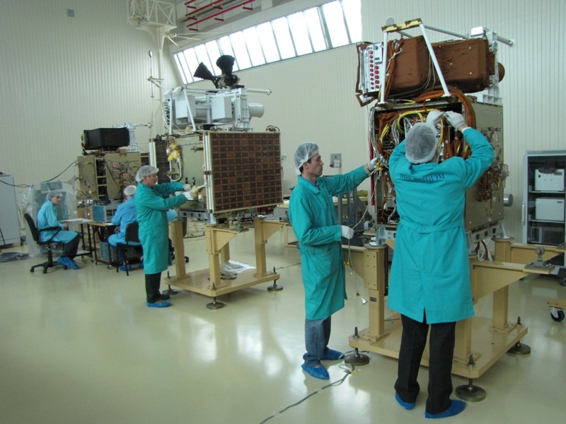 Die fünf Satelliten werden für den Start vorbereitet CR Roskosmos Vorbereitung für den Start