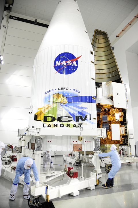 Landsat wird in die Nutzlastverkleidung eingeschlossen CR ULA Landsat