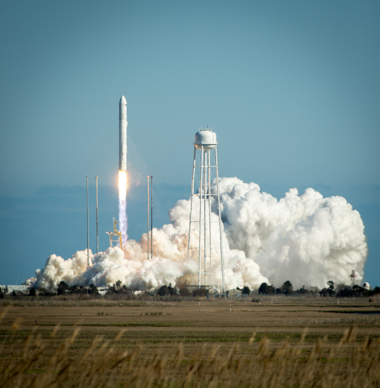 Die Orbital Sciences Antares startet zum Erstflug Antares