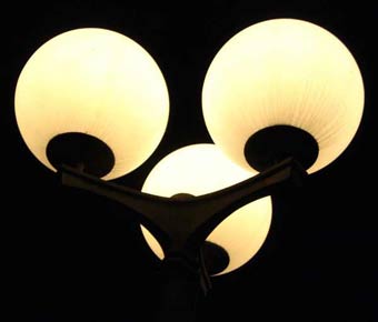 Kugellampen in Bled bei Nacht