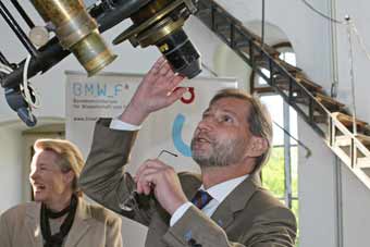 Wissenschaftsminister Johannes Hahn wirft einen Blick durch das historische Teleskop Wissenschaftsminister Johannes Hahn wirft einen Blick durch das historische Teleskop