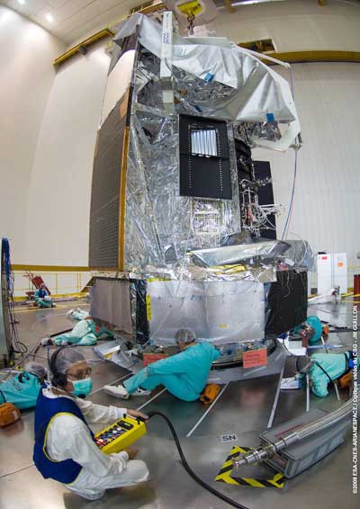 Satellit Herschel wird auf Zwischenstruktur SYLDA gesenkt; Credit: ESA