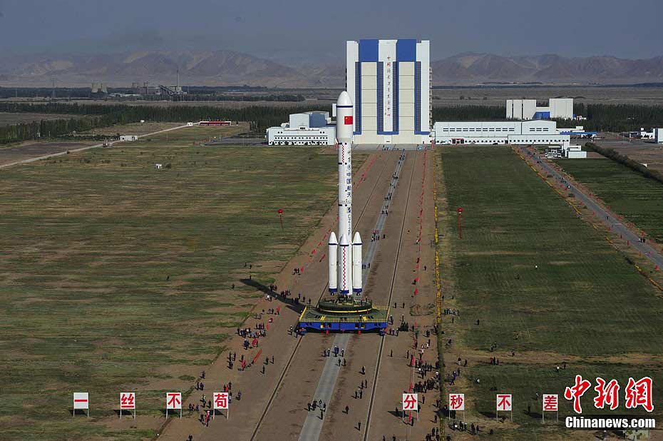 Langer Marsch 2F mit Tiangong 1 unter der Nutzlastverkleidung wird zur Rampe transportiert CR ChinaNews Rollout src=images/stories/2011/09/rollout zum start cr cn.jpg