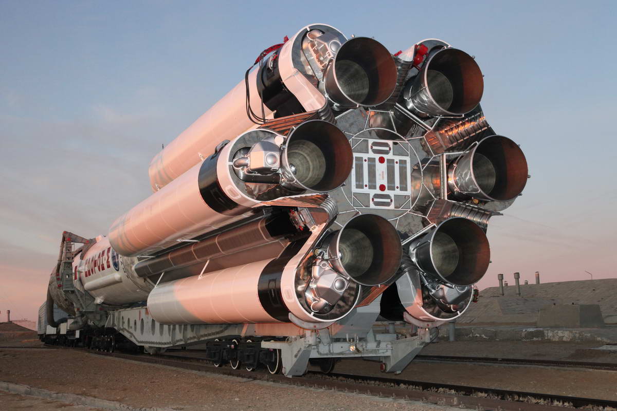 Proton M Breeze M wird zur Startrampe transportiert CR Roskosmos Proton M