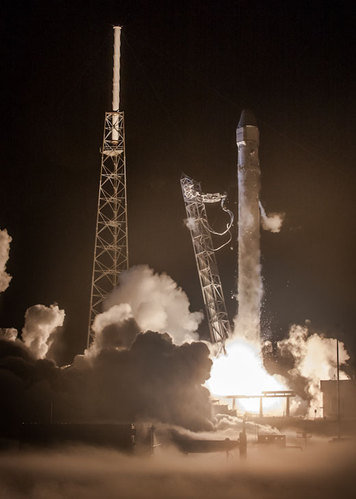 Die Falcon 9 Trägerrakete mit Dragon an der Spitze startet CR SpaceX Falcon 9 Launch